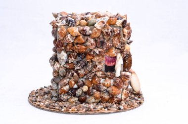 Deniz kabuğu dekorasyonları, el yapımı, deniz kabuğundan yapılmış mini ev.