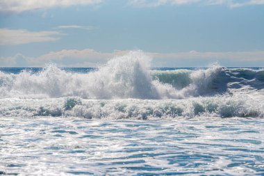Güneşli bir günde büyük köpüklü dalgaların güzel bir sahnesi.