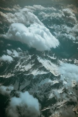 Kısmen karla kaplı dağ zirvelerinin dikey görüntüsü.