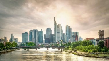 Frankfurt 'un modern şehrinin ana nehrin silueti.