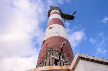 Güney Tenerife Kanarya Adaları 'ndaki Kırmızı ve Beyaz Deniz Feneri