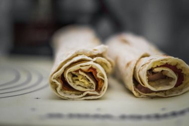 Evde hazırlanmış lezzetli böreklerin yakın çekimi.