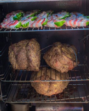 Biber ve karabiberin yakın çekimi domuz pastırması ile sarılmış.