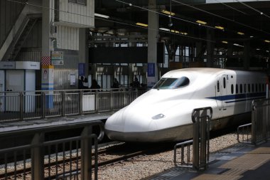 İstasyonda hızlı bir tren.