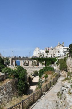 Adriyatik kıyısındaki eski kentte panoramik bir köprü manzarası.