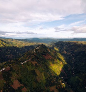 Bulutlu bir gökyüzünün altındaki dağların güzel bir görüntüsü..