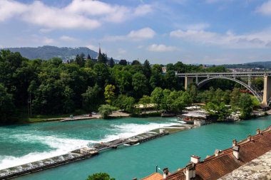 İsviçre, Bern 'deki Aare nehri üzerindeki Kirchenfeldbrucke köprüsünün güzel bir manzarası.