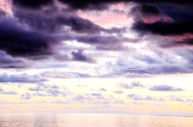 Bulutlar, Okyanus yakınlarındaki Günbatımında Renkli Bulutlar
