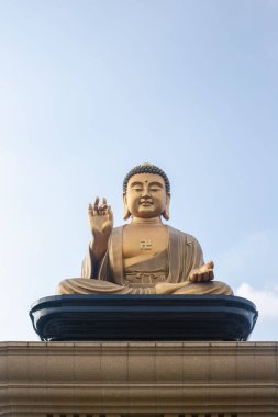 Kaohsiung, Tayvan 'daki Fo Guang Shan Buda Müzesi' ndeki Buda heykelinin dikey çekimi.