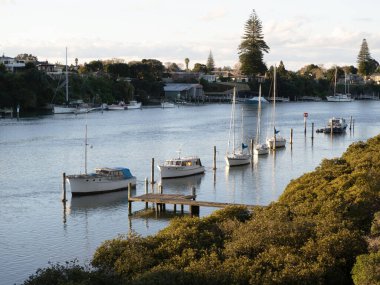 Tamaki Nehri 'nin (Auckland, Yeni Zelanda) demirli tekneleriyle hava manzarası. Stok fotoğrafı.