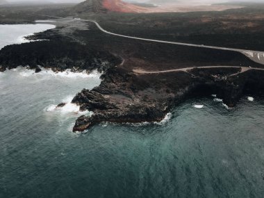 İspanya 'nın Kanarya Adası' ndaki Lanzarote sahiline vuran okyanus dalgalarının hava görüntüsü.