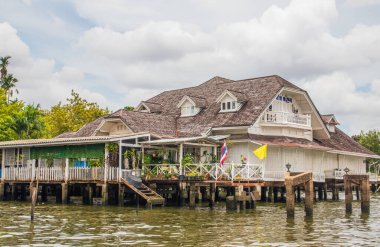 Güneydoğu Aasia, Bangkok 'taki Chao Phraya Nehri kıyısındaki konutlar