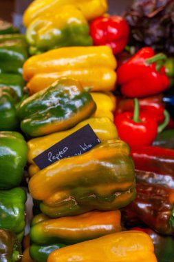 Bir markette satışta taze dolmalık biber.