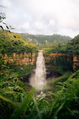 Kayalıklardan akan bir şelalenin dikey görüntüsü..