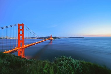 Ünlü Golden Gate Köprüsü ve huzurlu mavi deniz manzarası, San Francisco, ABD