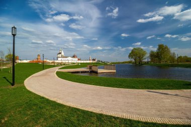 Bobrenev Manastırı (Kutsal Bakire Meryem 'in Doğumu Katedrali) ve göleti, Kolomna, Moskova Oblastı, Rusya