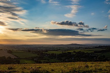 Gün batımında ağaçların üzerinde güzel bir manzara..