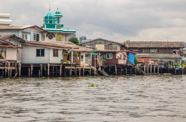 Güneydoğu Aasia, Bangkok 'taki Chao Phraya Nehri kıyısındaki konutlar
