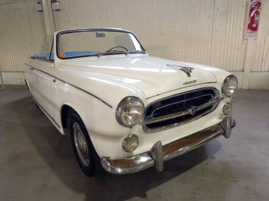 Avellaneda, Arjantin - 7 Mayıs 2022: Eski beyaz Peugeot 403, 1950 'lerin sonlarında bir depoda. Ön manzara. Expo Fierro 2022 Klasik araba şovu