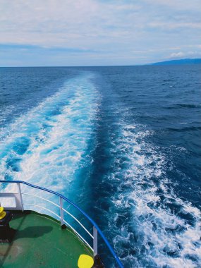 Bir tekneden alınan su yüzeyindeki yumuşak deniz dalgalarının güzel bir manzarası.