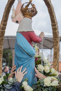 Seyyahların elleri Caravaggio Leydisi heykelimize dokunuyor, Farroupilha, Rio Grande do Sul, Brezilya