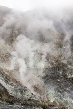 Tayvan 'ın Taipeh kentindeki Yangmingshan Ulusal Parkı volkan kraterinin üzerinde yüzen sisli bir görüntü.