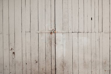 Ahşap kapıda paslı bir asma kilit.