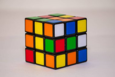 Beyaz arkaplan izole edilmiş Rubik küp