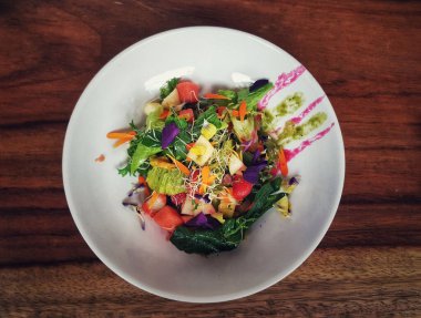 San Cristobal, Meksika 'da tahta bir masada sebze salatası manzarası.