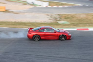 Japonya 'nın spor arabası Mitsubishi Eclipse pistte