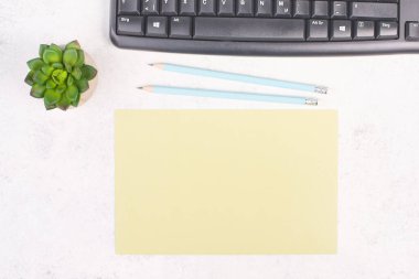 Boş bir kağıt kalem, bilgisayar klavyesi ve kaktüs, dokulu arka plan, yeni fikirler için beyin fırtınası, mesaj yazmak, mola vermek, ev