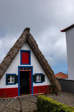 Portekiz, Madeira 'da saman çatılı üçgen bir barakanın dikey görüntüsü.