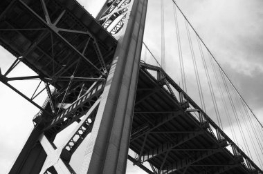 Bulutlu gökyüzünün altındaki Büyükelçi asma köprüsünün düşük açılı gri rengi.