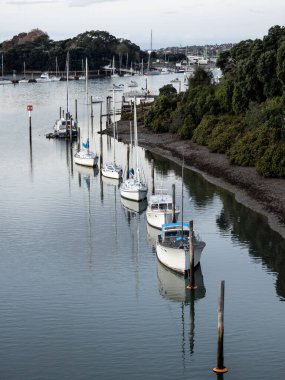 Tamaki Nehri 'nin (Auckland, Yeni Zelanda) demirli tekneleriyle hava manzarası. Stok fotoğrafı.
