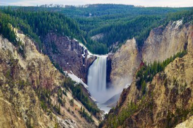 Yellowstone Ulusal Parkı Büyük Kanyonu 'ndaki bir şelalenin manzarası, ABD