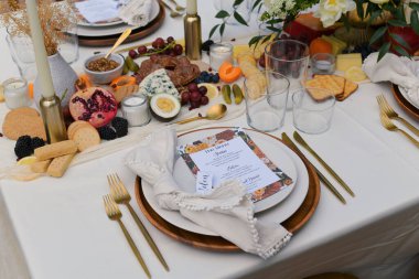 Orlando, Florida 'da tabağında bir davetiye olan güzel bir açık hava düğün servisi.