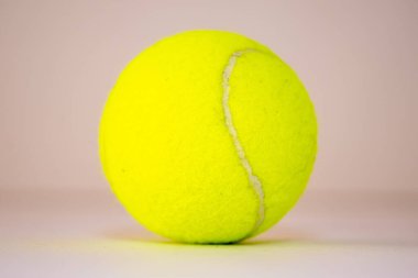 Beyaz arkaplan izole edilmiş Padel tenis topu