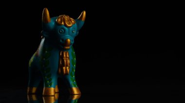 Pukara 'lı mavi bir boğanın yakın plan resmi. Siyah bir arka planda, kopyalama uzayında izole edilmiş.