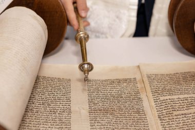 Eski bir İbranice el yazmasının gümüş renkli bir işaretçisinin yakın çekimi.