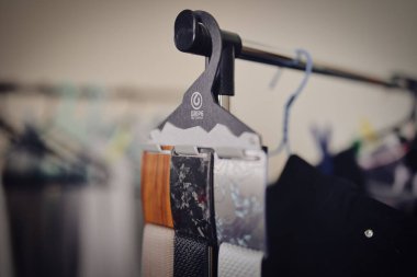 Mağazada asılı asgari GRIP6 kemerlerinin yakın plan çekimi..