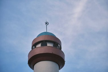 Gökyüzünün arka planındaki cami kulesinin alçak açılı görüntüsü..