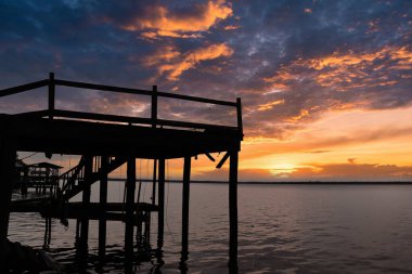 Gün batımında deniz kenarında güzel bir köprünün alçak açılı görüntüsü.