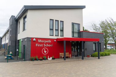 Morpeth First School 'un ana girişi, Morpeth, Northumberland, İngiltere..