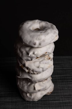 Siyah arkaplandaki şekerli çörekler