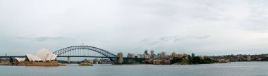 Panoramik bir manzara liman köprüsü ve Avustralya 'daki güzel Sydney Opera Evi.