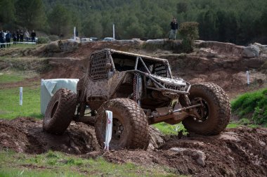 Sarı Jeep tabanlı prototip ATV devrede