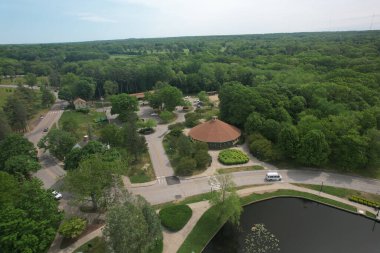 Güneşli bir günde güzel bir ormanın havadan görünüşü.