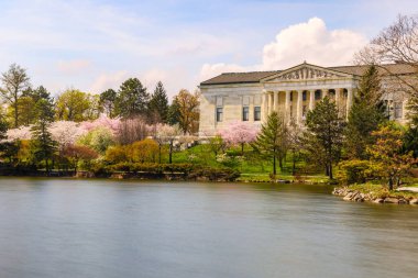 Buffalo Tarih Müzesi 'nin uzak bir manzarası Buffalo, New York, ABD' deki renkli ağaçlarla çevrilidir.