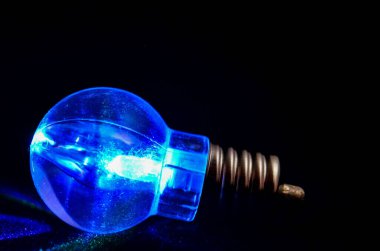 Siyah arka plan üzerine bir ışıklı ampul fotoğrafı