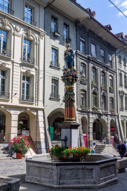 İsviçre, Bern 'deki Gerechtigkeitsbrunnen' in dikey çekimi.